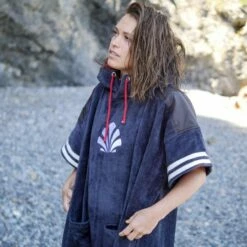 Poncho Surf Saint-Jacques Vianney -Surfen Geschäft 242243428ddaade55cfcade18face3ccc27600f8 E22SAINWAT41090 STJQ0090196 3