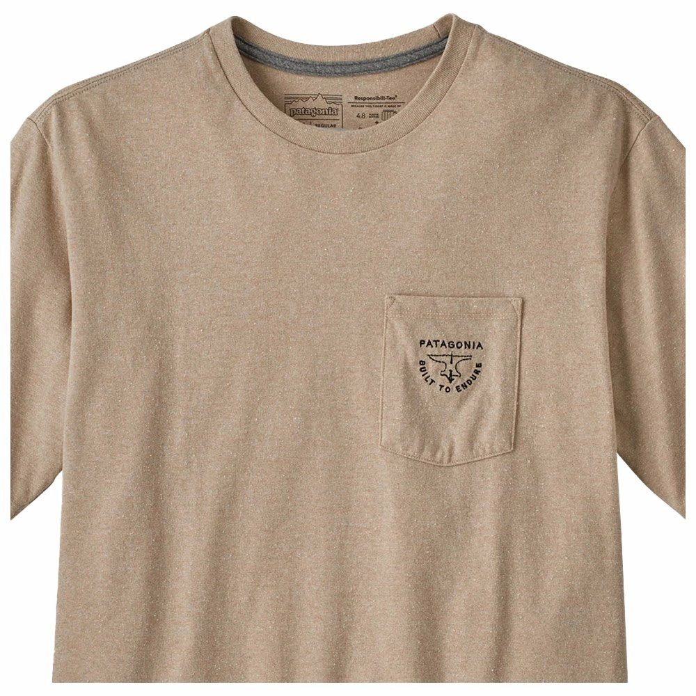 Tee-shirt Patagonia M's Forge Mark Crest Pocket Responsibili-Tee Oar Tan 4 Tee-shirt Patagonia M's Forge Mark Crest Pocket Responsibili-Tee Oar Tan – Image 2